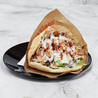 Kebab w bułce – z surówką (Standard)