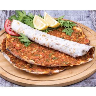 Lahmacun – z surówką (Duży XL)