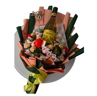 Bukiet z Białym Winem Chardonnay, Słodyczami i 7 Kolorowymi Różami Mydlanymi – Elegancki Prezent Okolicznościow