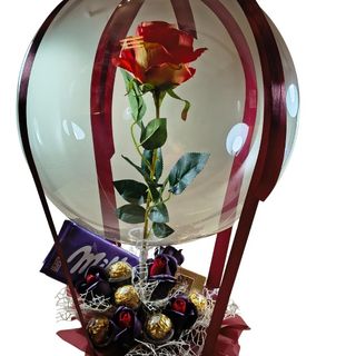 Balon z różą herbacianą i słodyczami – luksusowy box prezentowy Ferrero & Milka