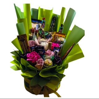 Flower Box z Białym Winem Alinca Bairrada, Słodyczami i 9 Różami Mydlanymi