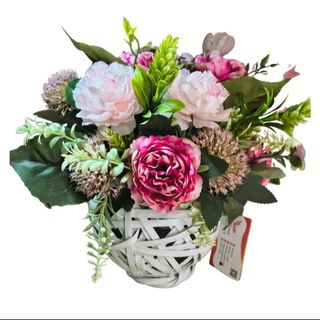„Różany Sztos – Wiosenna Elegancja w Koszyku”