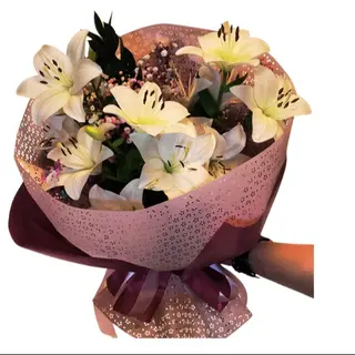 „Różana Elegancja” – bukiet z liliami