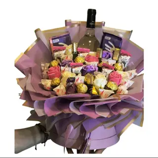 Ekskluzywny Bukiet ze Słodyczy Ferrero, Raffaello i Winem – Fioletowo-Różowy Prezent Premium
