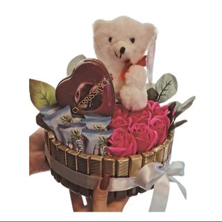 Romantyczny Kosz Słodyczy z Misiem i Różami „Sweet Teddy Love”