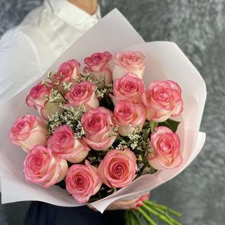 Bukiet różowych róż 15 szt z dodatkiem