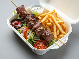 Mały kebab na talerzu z fetą