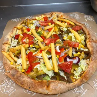 PIZZA GYROS ( MIĘSO KEBAB Z BUKIETEM  WARZYW , FRYTKAMI I SOSAMI) 32 cm.