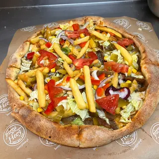 PIZZA GYROS STUDENCKA ( MIĘSO KEBAB Z SAMYMI FRYTKAMI  SOSAMI 32cm.