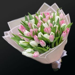 Bukiet biało-różowych tulipanów
