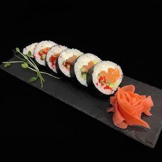 Futomak z surowym łososiem