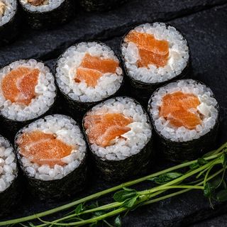 Hosomak z łososiem (surowym) w tempurze