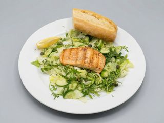 Łosoś z pieca na sałacie