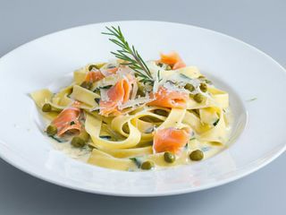 Tagliatelle z łososiem wędzonym