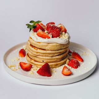 PANCAKES TRUSKAWKOWE Z KREMOWYM SERKIEM