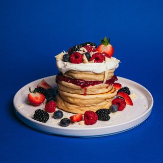 PANCAKES OWOCE LEŚNE Z KREMOWYM SERKIEM