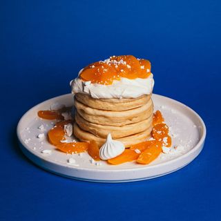 PANCAKES BRZOSKWINIOWE Z KREMOWYM SERKIEM
