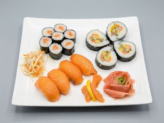 Zestaw sushi nr 2 ( z łososiem )