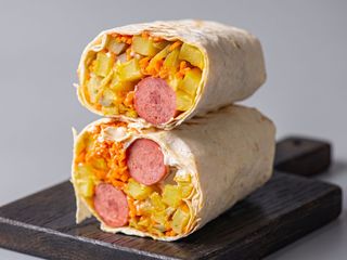 Hot-dog w lawaszu z parówką