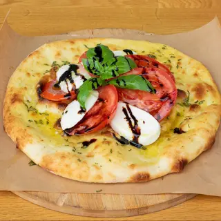 Pizza focaccia caprese