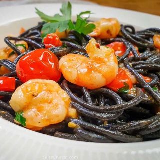 Czarne tagliatelle z krewetkami