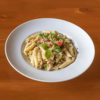 Penne z kurczakiem, brokułem i pieczarkami