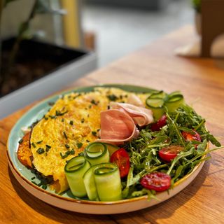 Omlet z warzywami i szynką