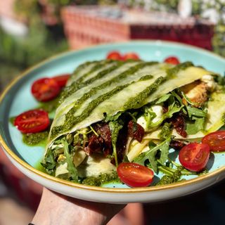 Naleśnik z kurczakiem i pesto bazyliowym