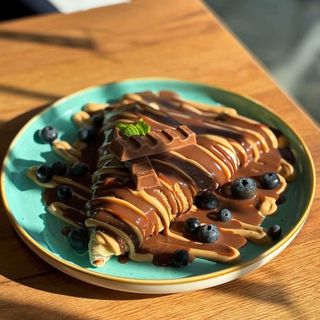 Naleśnik z nutellą,kremem kinder bueno i bananem