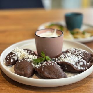 Pierogi z twarogiem, wiśnią i białą czekolada