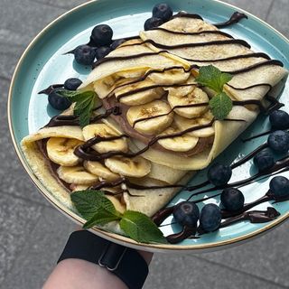 Naleśnik z nutellą, kinder bueno i bananem