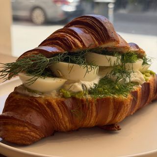 Croissant z jajkiem i guacamole