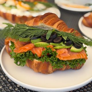 Croissant z łososiem