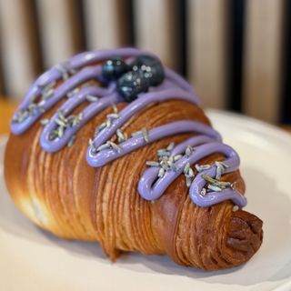 CROISSANT JAGODA- LAWENDA