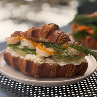 Croissant z krewetkami