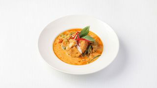 GAENG PHET Z TOFU I WARZYWAMI