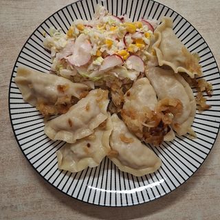 Pierogi 7 szt. z mięsem i surówką