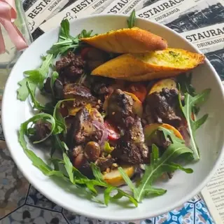 Sałatka z grillowanymi wątróbkami