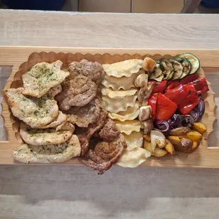 Deska z grillowanym mięsem dla czterech osób
