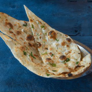 Naan czosnkowy