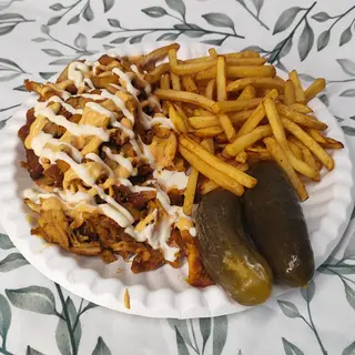 Gyros na talerzu z ogórkiem kiszonym