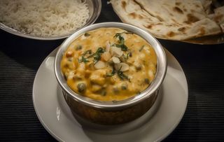 Korma z kozieradką i kurczakiem