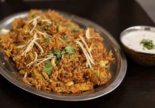 Biryani z raitą z kurczakiem