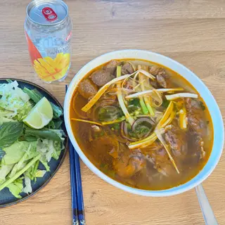 Makaron ryżowy z wołowiną (Bún bò Huế )