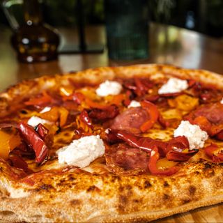 Pizza Pepperoni alla griglia e salame