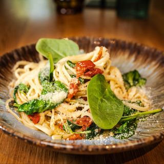 Pasta con pomodori secchi e spinaci