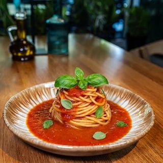 Spaghetti con salsa di pomodori dolci
