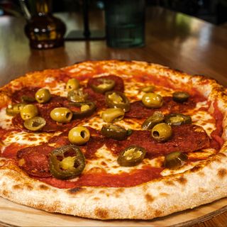 Pizza Diavola con Olive Verdi