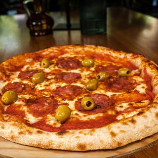 Pizza Olive Verdi e Salame