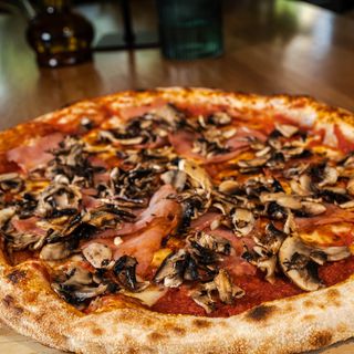 Pizza Prosciutto e Funghi